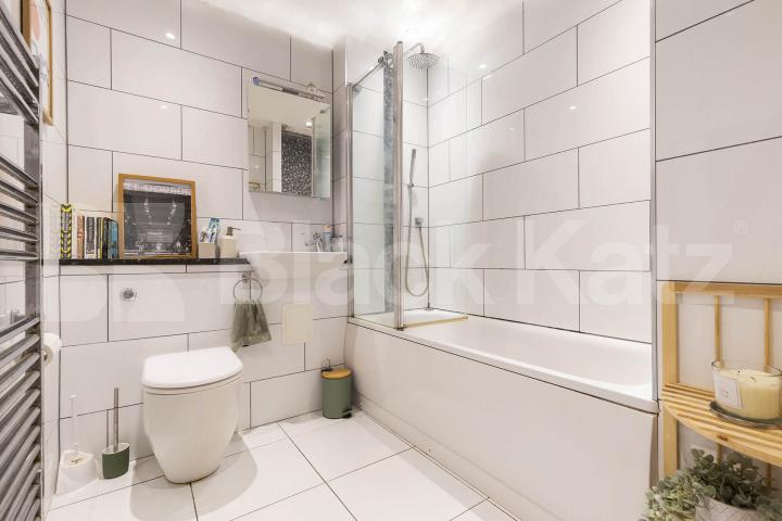 Bright 3 bedroom 2 bathroom property with large patio garden Avenue road, Seven Sisters